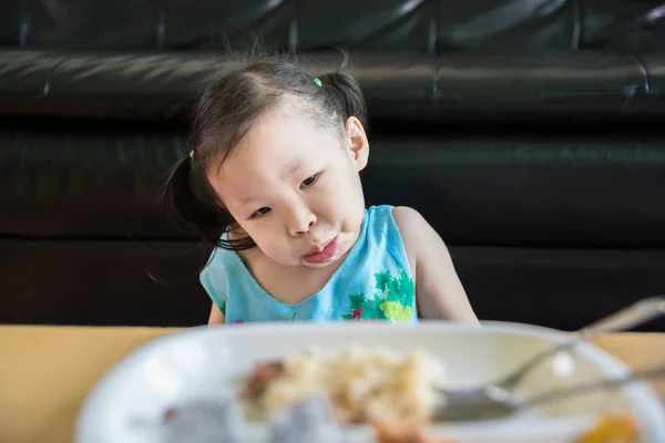 Ragazza rifiuta di mangiare pasto — Foto Stock