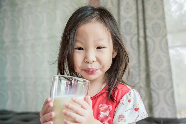 Ragazza che beve latte da vetro — Foto Stock