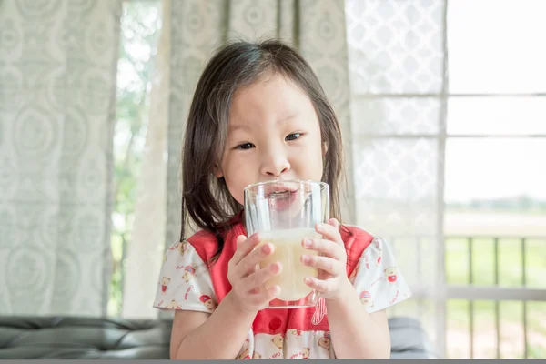 Ragazza che beve latte da vetro — Foto Stock