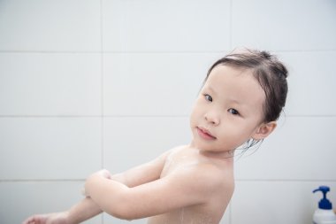 Kız kendini banyo sabun tarafından temizlik