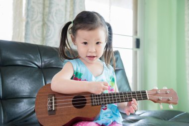 Kız oyun ukulele evde