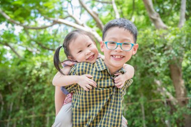 kız ve erkek kardeşim park içinde eğlenmek