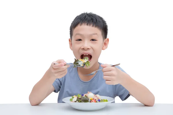Ragazzo mangiare insalata di verdure — Foto Stock