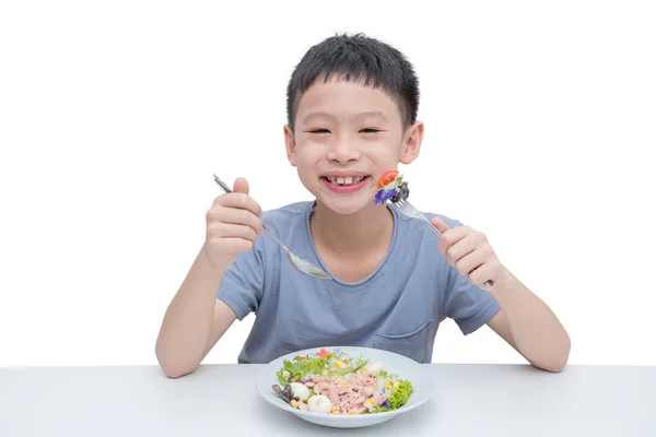 Chico comer verduras ensalada —  Fotos de Stock