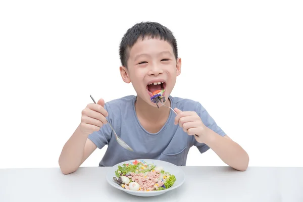 Ragazzo mangiare insalata di verdure — Foto Stock