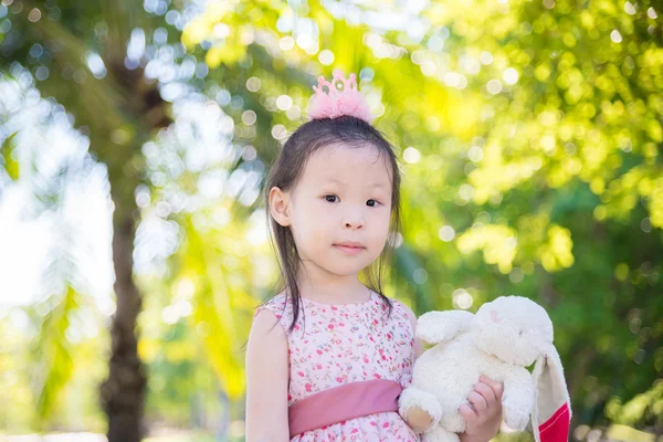 Kleines Mädchen im Park — Stockfoto