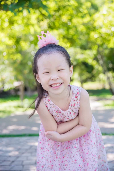 Ragazza sorridente nel parco — Foto Stock