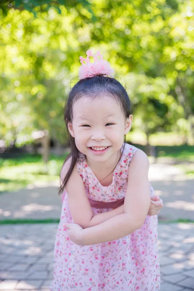 Ragazza sorridente nel parco — Foto Stock