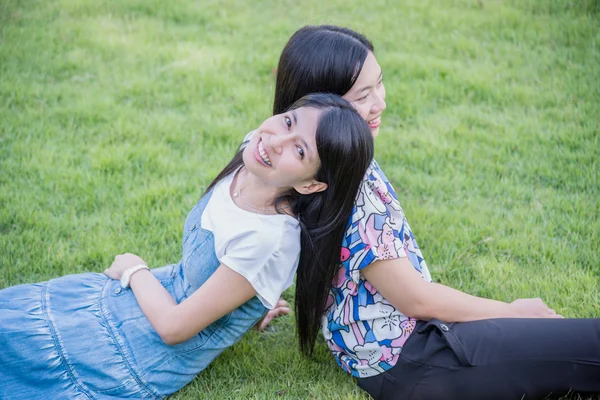 Mooie vrouwen die glimlachen in park — Stockfoto