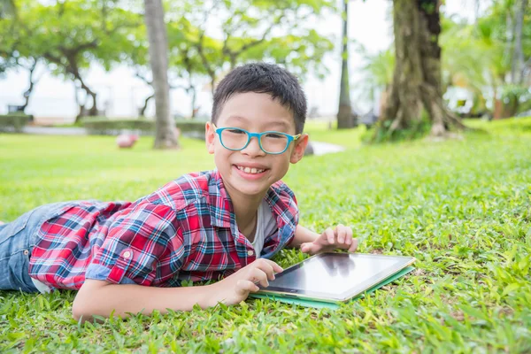 Çocuk parkında tablet bilgisayar kullanarak — Stok fotoğraf