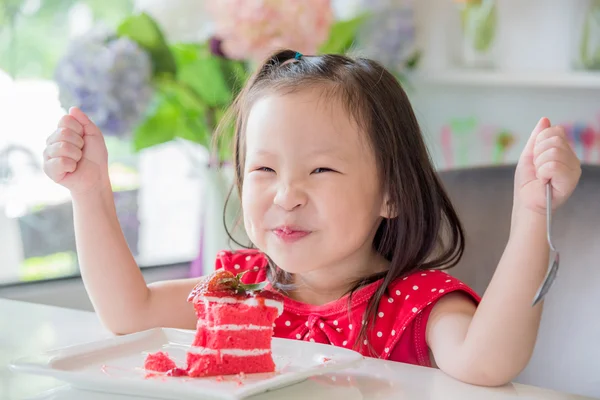 Ragazza mangiare torta di fragole — Foto Stock