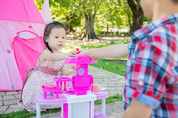 Dziewczyna gra z jej bratem w parku — Zdjęcie stockowe
