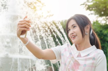 Onu bir fotoğraf tarafından akıllı telefon alarak güzel kız 