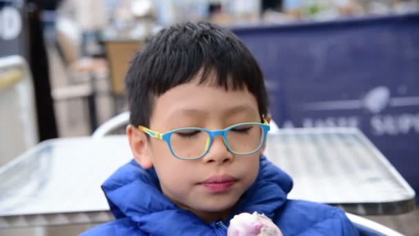 Menino comer sorvete ao ar livre — Vídeo de Stock