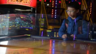 Çocuk hava hokeyi oyun eğlence merkezi çalış.