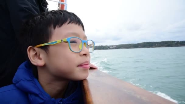 Νεαρό αγόρι στο πλοίο — Αρχείο Βίντεο
