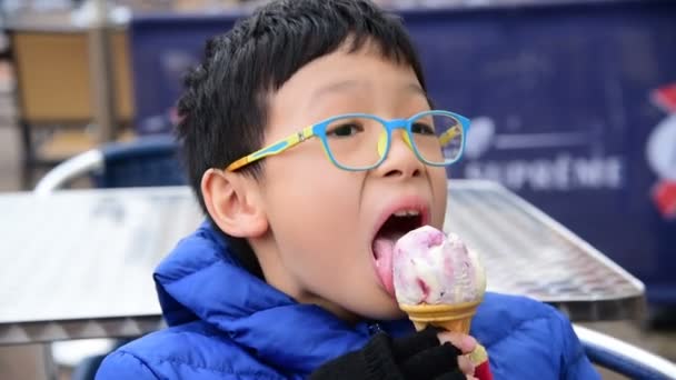 Menino comer sorvete ao ar livre — Vídeo de Stock