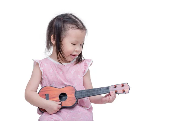 Kleine meisje spelen gitaar speelgoed — Stockfoto