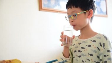bir bardak su içme çocuk 