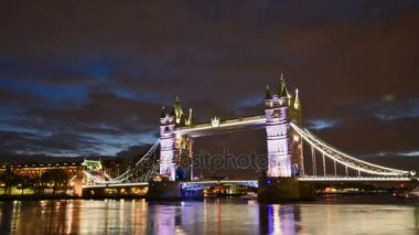 Londra, İngiltere, İngiltere-18 Ekim 2016: Hareket hızlandırılmış Skyline Tower Bridge ile Londra. 