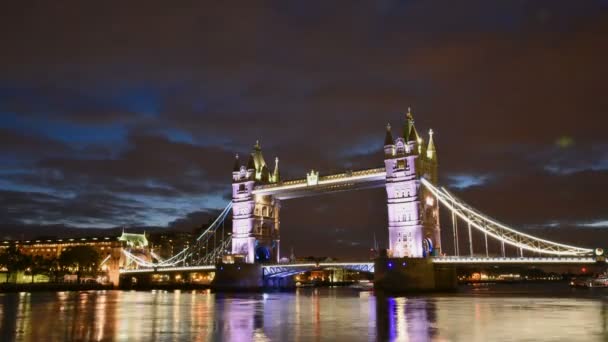 Londýn, Anglie, Velká Británie-18 října 2016: Motion Time-lapse Panorama of London s Tower Bridge. — Stock video