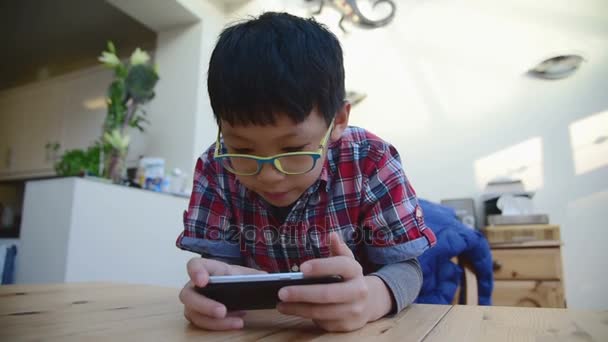 少年は携帯電話でゲームをプレイ — ストック動画