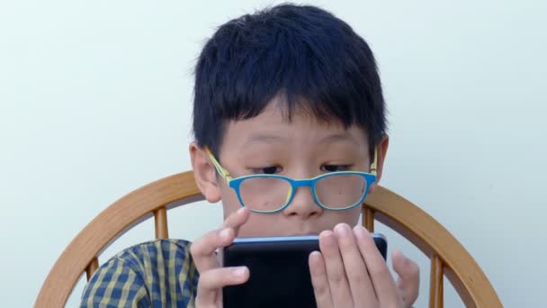 Jongen spelen op smartphone — Stockvideo