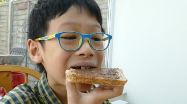 evde, tost yemek çocuk ağır çekim 