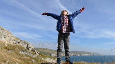 Tepe üzerinde genç çocuk