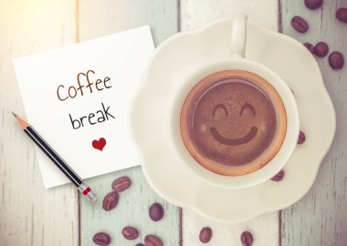 Metin: ahşap adam üzerinde kahve fincanı ile kağıt kahve molası