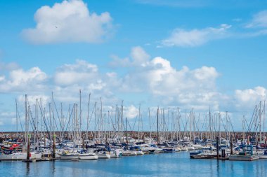 Bulutlu gökyüzü ile limandaki tekneler