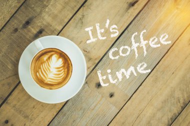 Kahve fincanı Üstten Görünüm metni ahşap tablo