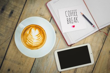 Ahşap arka plan üzerinde kahve fincanı ile kağıt üzerinde metin