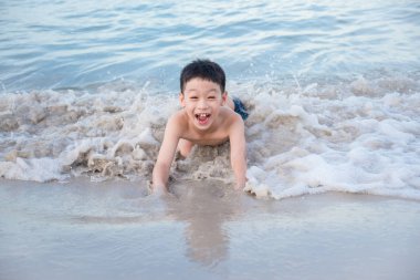 Sahilde oynayan çocuk.