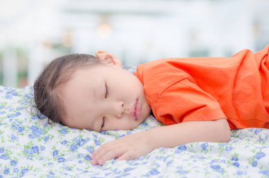 Küçük kız yatakta uyuyor. 