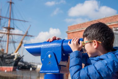 liman teleskop ile gülümseyen çocuk