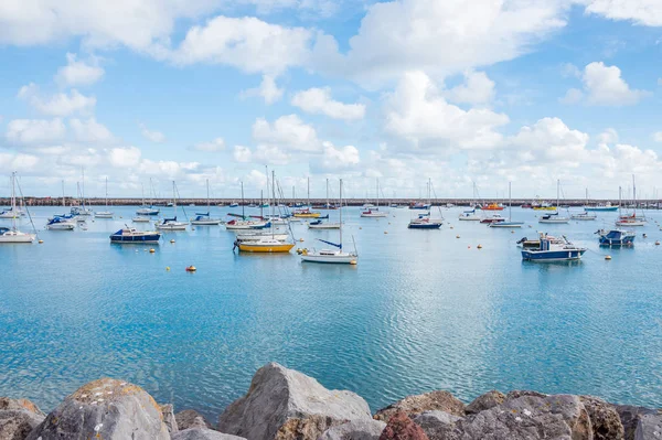 Många Båtar Hamnen Solsken Dag Med Blå Himmel — Stockfoto