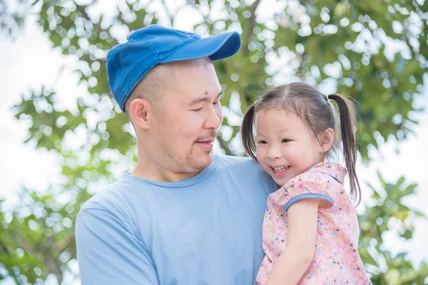 Little Asian Girl Her Father Garden — Stock Photo, Image