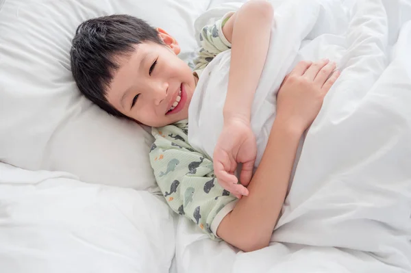 Genç Asyalı Çocuk Gülümsüyor Uyan Yatakta Sonra — Stok fotoğraf