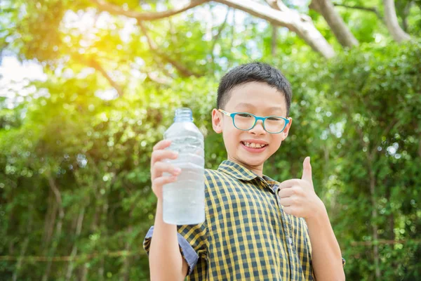 Giovane Asiatico Ragazzo Holding Bere Acqua Bottiglia Parco — Foto Stock