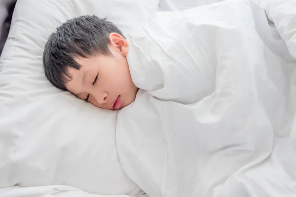 Joven Asiático Chico Durmiendo Cama — Foto de Stock