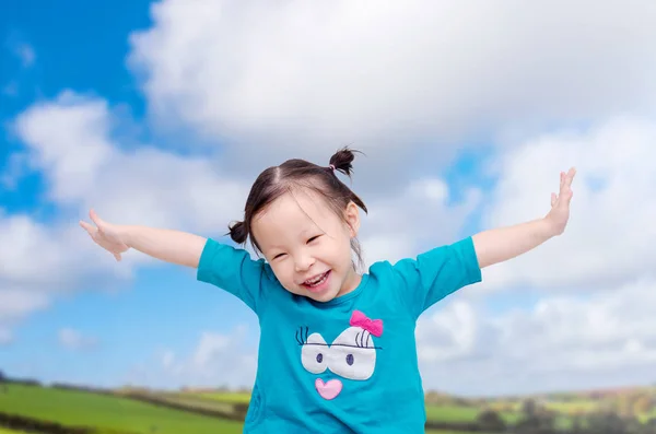 Glücklich Kleine Asiatische Mädchen Auf Dem Feld Mit Himmel Hintergrund — Stockfoto