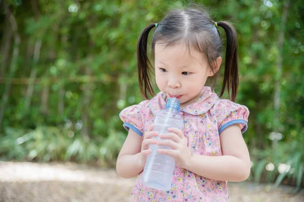 Piccola Ragazza Asiatica Che Beve Acqua Dalla Bottiglia Paglia — Foto Stock