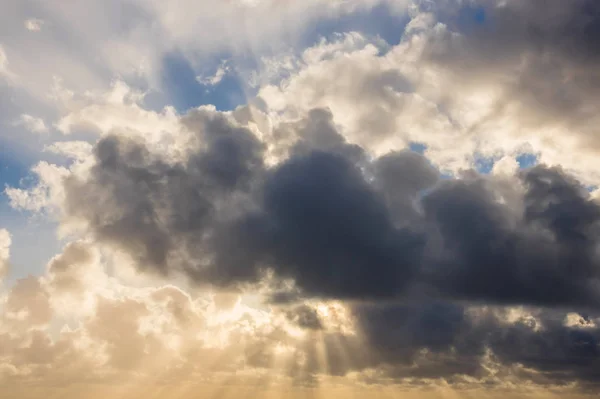 Солнечный Луч Через Туман Небе Использован Качестве Фона — стоковое фото