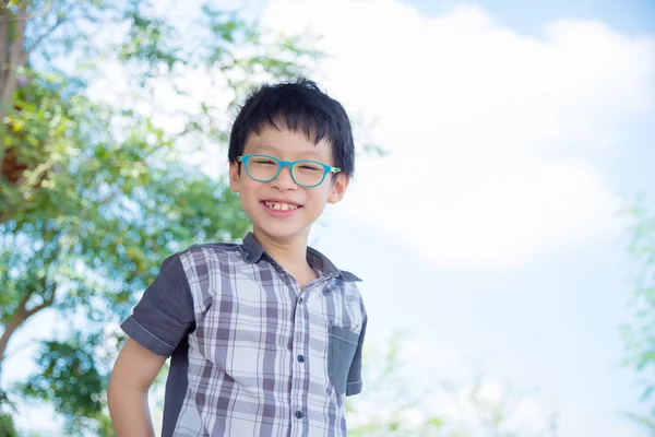 Junge lächelt im Park — Stockfoto