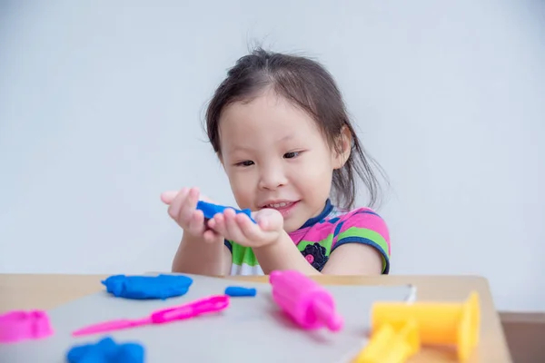 女の子のテーブルに生地と一緒に遊ん — ストック写真