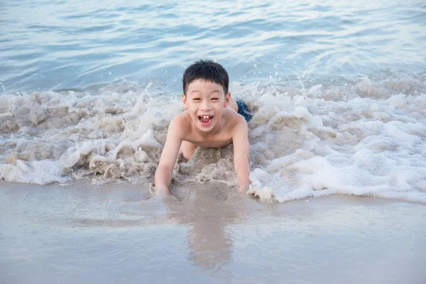 Sahilde oynayan çocuk.