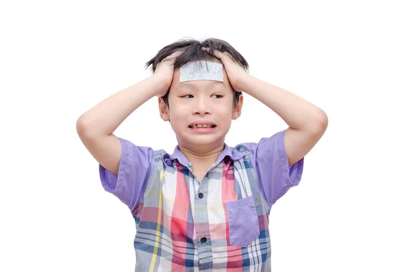 Niño con dolor de cabeza sobre blanco — Foto de Stock