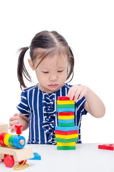 Dívka si hraje s barevné dřevo bloku — Stock fotografie