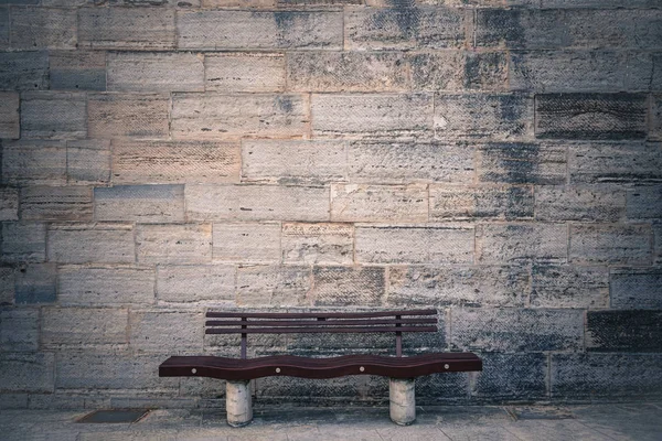 Деревянный стул перед кирпичной стеной — стоковое фото